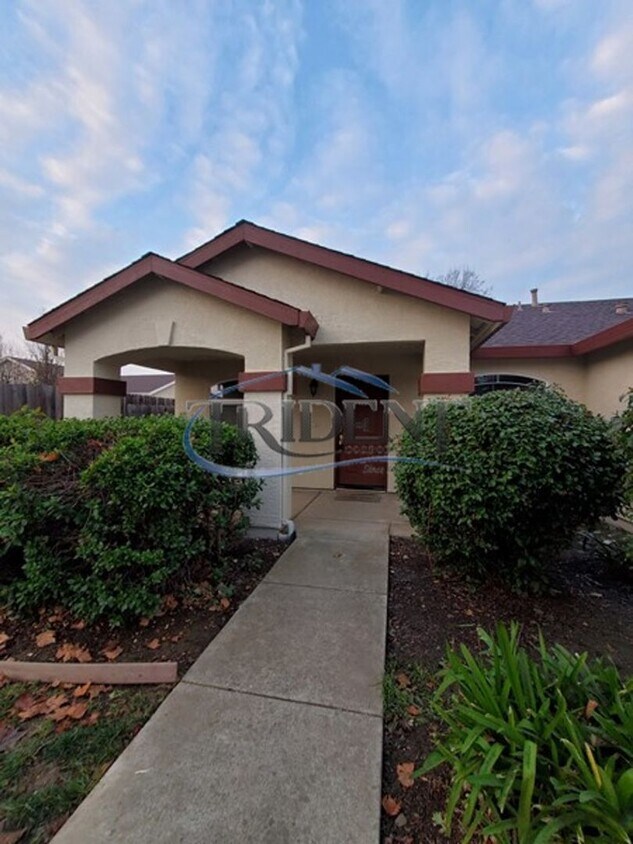 Foto principal - 4 bedroom 2 bath near schools and parks