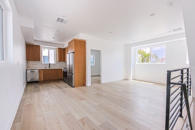 Building Photo - 2522 Cloverdale Ave