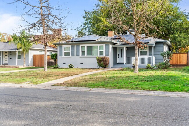 Foto del edificio - Charming 3-Bedroom Bungalow with Solar and 2-Car Garage