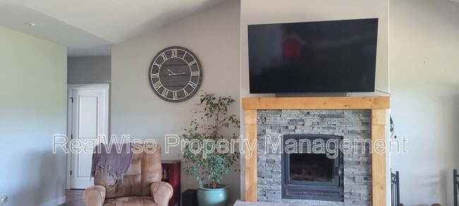 Building Photo - 235 Needlewood Dr