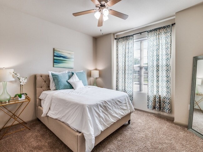 Building Photo - Creekside South