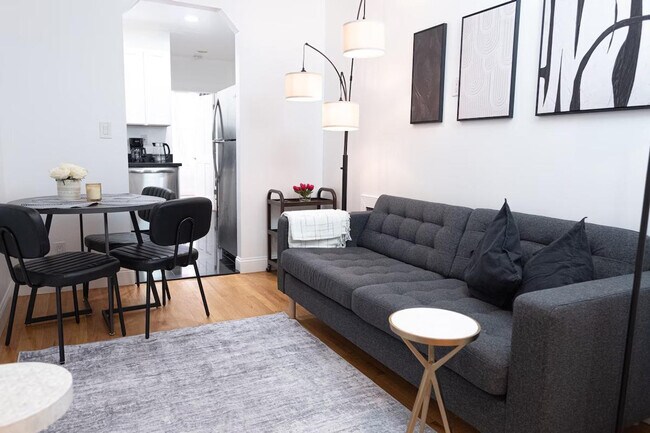 Building Photo - 302 E 104th St