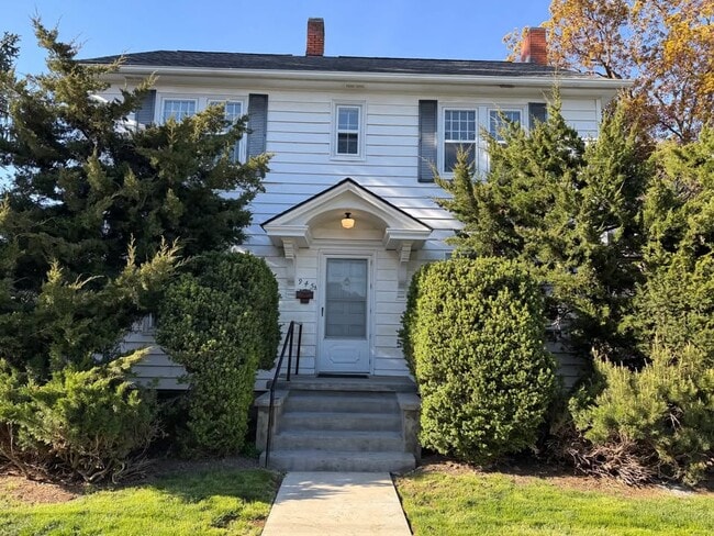 Building Photo - 945 University St