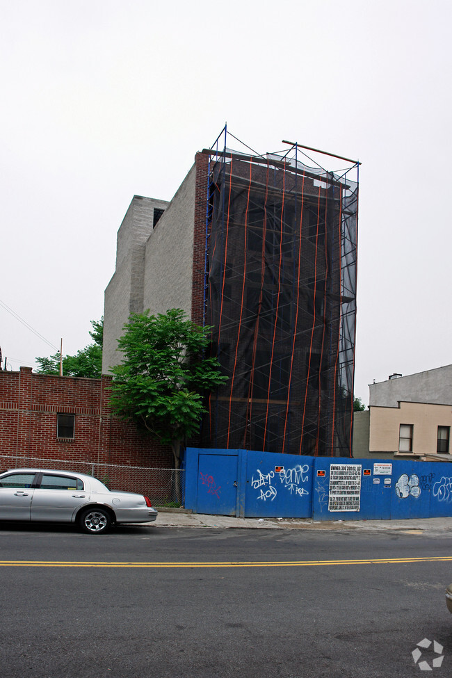 Building Photo - 300 20th St
