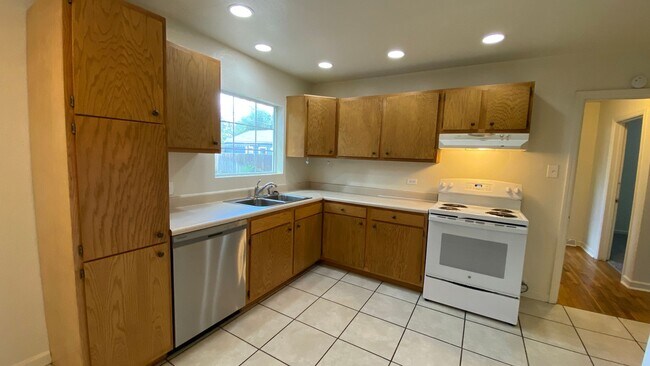 Foto del edificio - 4BD/1BA House with Fenced Yard – Walk to DU!