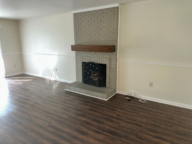 Building Photo - Beautiful Three Bedroom Home in the Wellington Subdivision!