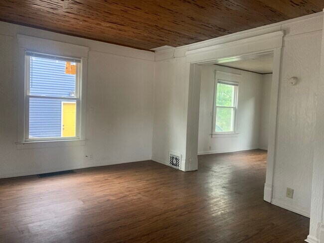 Building Photo - 1301 W Parkside Dr