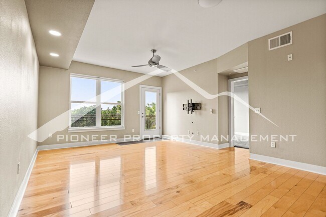 Foto del edificio - Gorgeous Condo with Mountain Views and Washer/Dryer