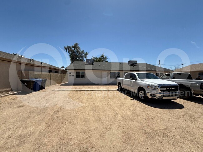 Foto del edificio - 2739 E Tamarisk Ave