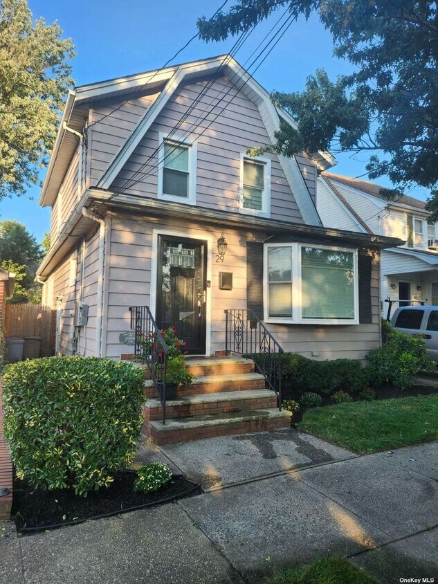 29 Brokaw Ave, Floral Park, NY 11001 House Rental in Floral Park, NY