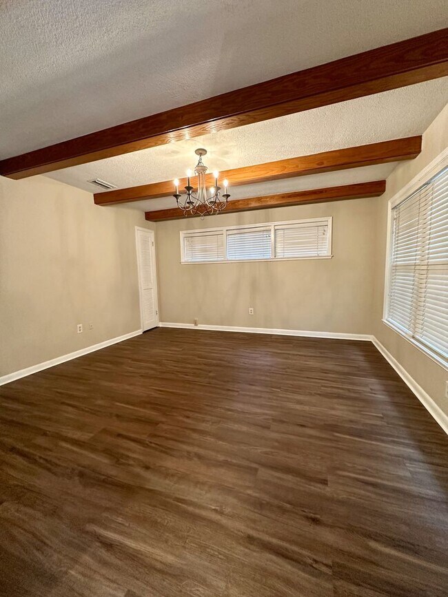 Foto del edificio - Upgraded 4BR/3.5BA Pool Home in Prestigiou...
