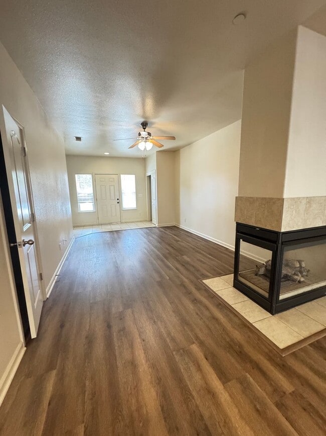 Foto del edificio - 3 bed 2.5 ba townhouse - Yuba City