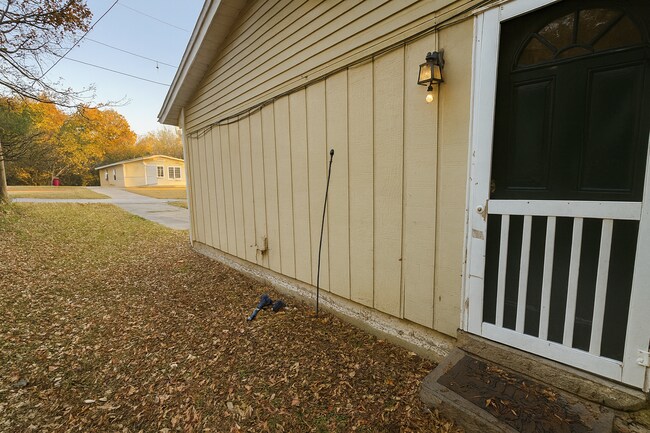 Building Photo - 3554 Plymouth Dr