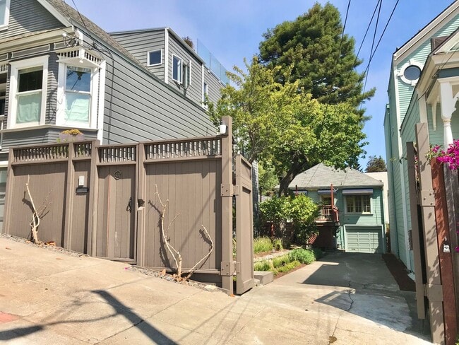 Building Photo - Pristine, Remodeled 2BR+/1BA Home w/Garden...