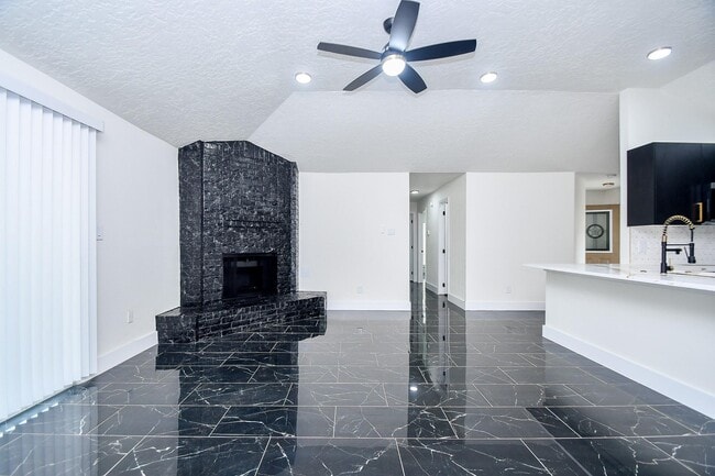 Building Photo - 6530 La Violetta Dr