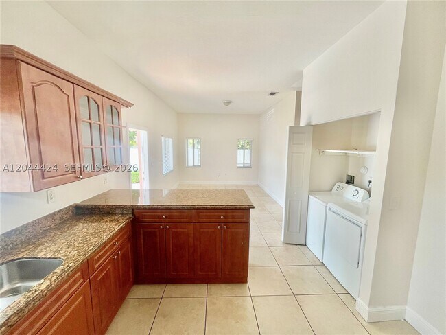 Foto del edificio - 2487 W 5th Ct