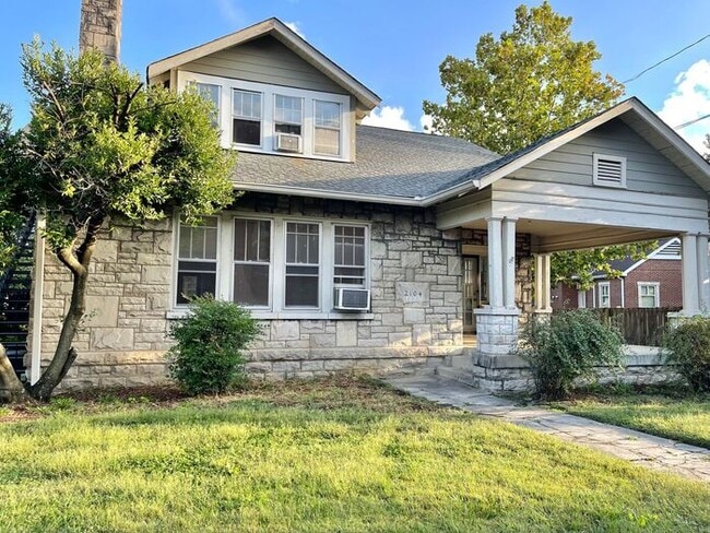 Building Photo - 2106b Acklen Ave
