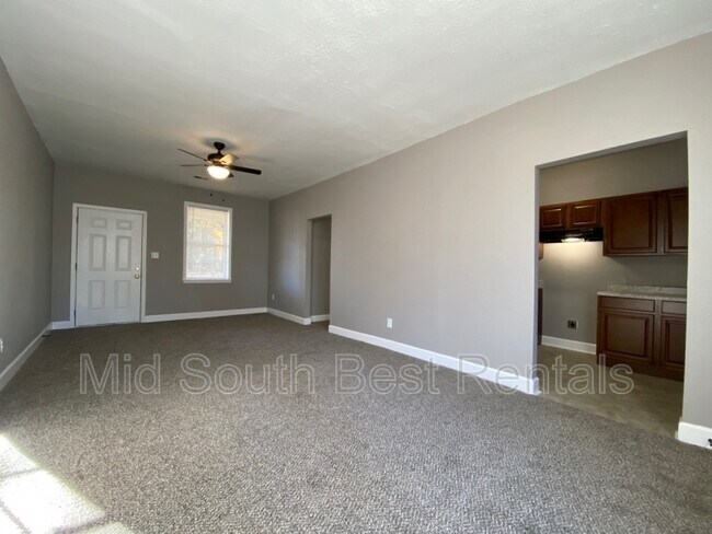 Building Photo - 565 E Davant Ave