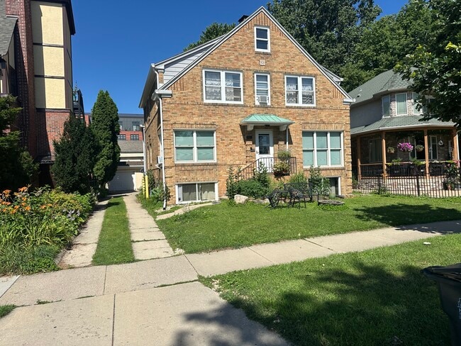 Building Photo - 418 W Shore Dr