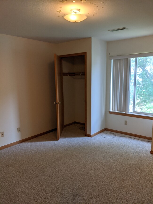 second bedroom - 1670 Wedgewood Dr