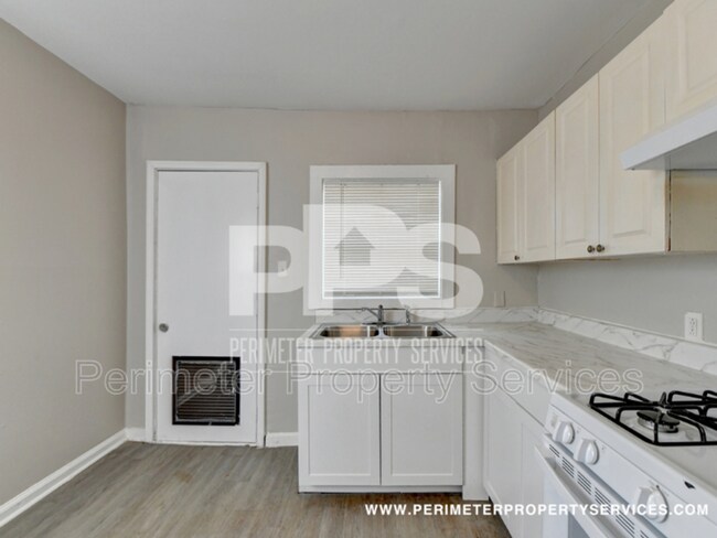 Building Photo - 2821 Palm Dr