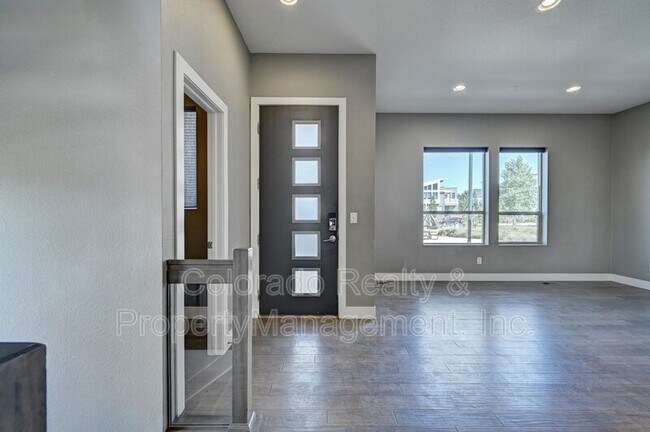 Building Photo - 5547 Valentia St