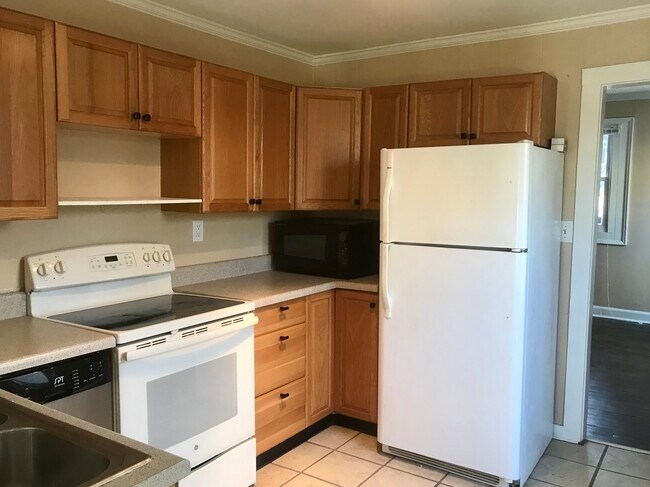 Kitchen: appliances included in lease. - 106 Sadler Court