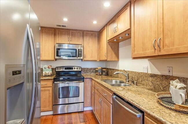 Foto del edificio - Bright Campbell Condo with Vaulted Ceilings & Private Balconies