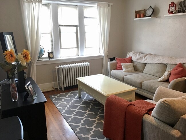 large livingroom - 2720 Shady Ave