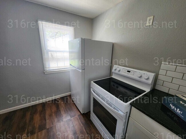 Foto del edificio - $1095 - 3 bedroom / 1 bathroom - Single Fa...