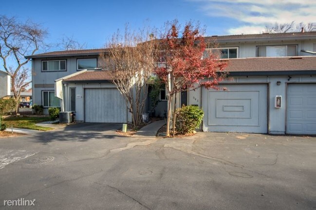 Foto del edificio - 3 br, 2.5 bath Townhome - 646 Knollwood Dr
