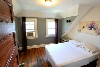 Building Photo - 124 Forest St