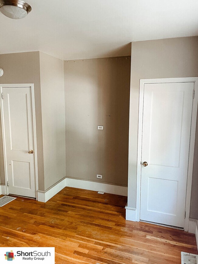 Building Photo - 5 Bed 3 Bath w/4 Stall Garage off Alpine A...
