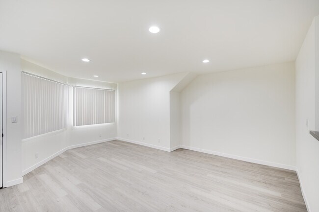 Building Photo - 1142 Stanley Ave