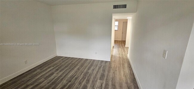 Foto del edificio - 502 Phippen Waiters Rd