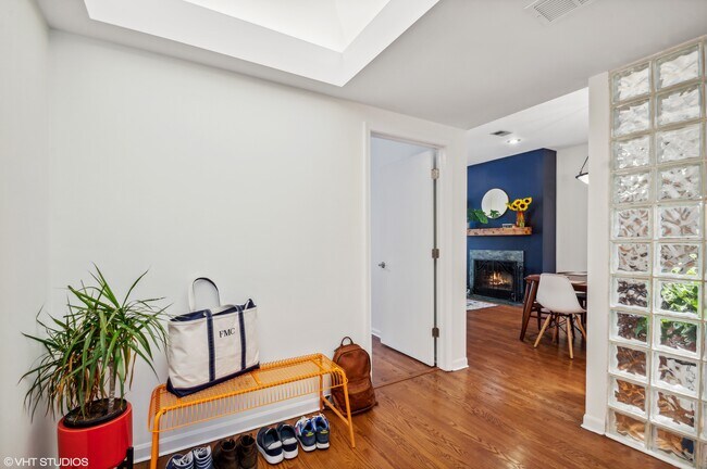 Building Photo - 1320 W Wilson Ave