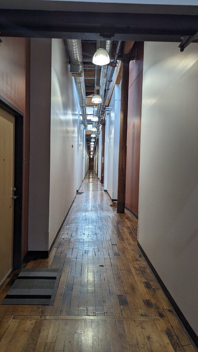 Building Photo - Luxurious 1bd condo , 15' Ceilings, exposed brick, in-unit laundry