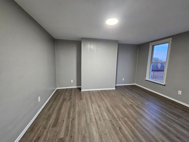 Building Photo - Small 2 bedroom 1 bath apartment for rent!
