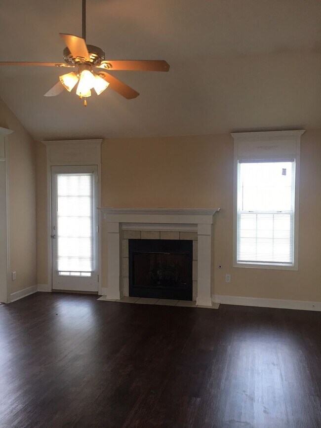 Foto del edificio - Coming Soon 3 bedroom 2 bath