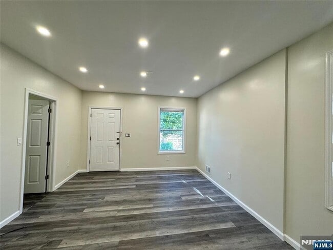 Building Photo - 628 Lincoln Ave