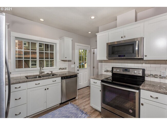 Foto del edificio - 2 bedroom 2 bath Woodlawn Bungalow-Full finished basement!