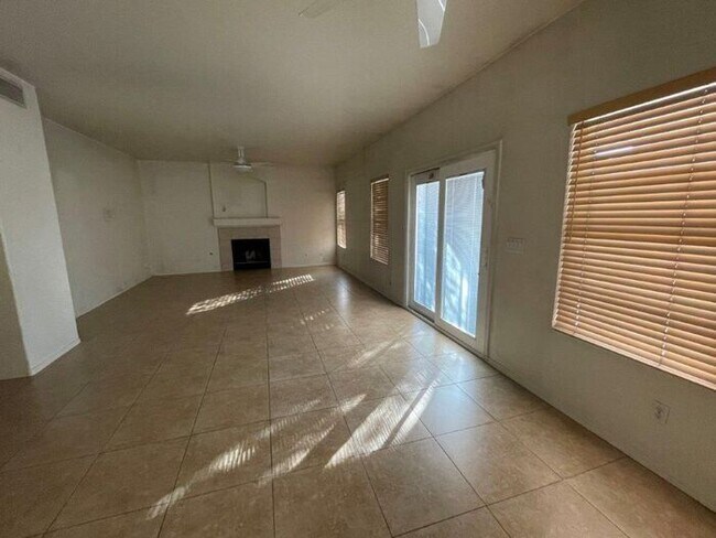 Building Photo - 922 N Sicily Dr