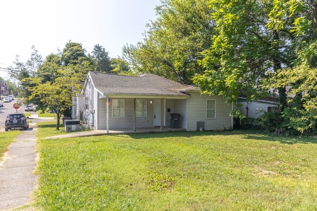 Building Photo - 605 Spruce St
