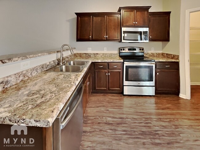 Foto del edificio - 423 John Deere Dr