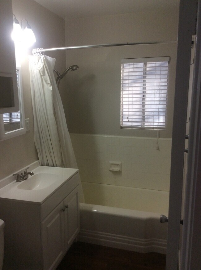 Foto del edificio - NEW LISTING