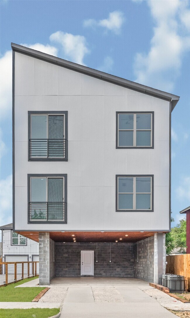 Building Photo - 5623 Eskridge St
