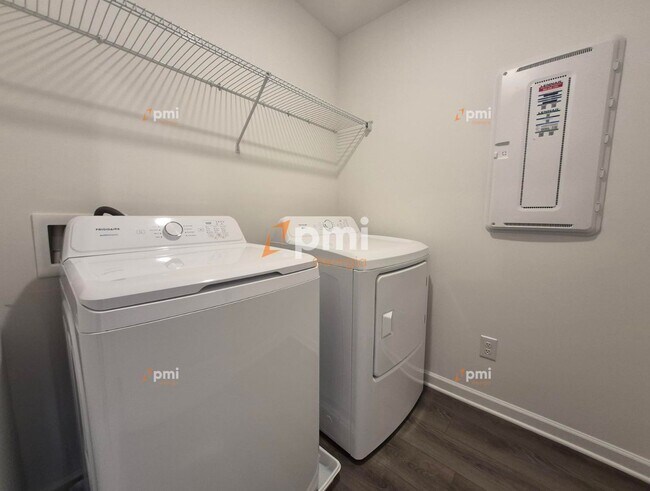 Building Photo - 140 Hazel Dr