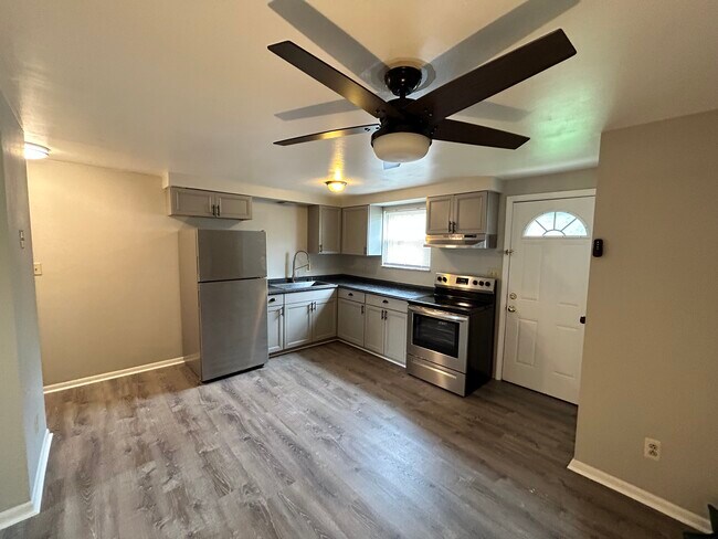 Foto del edificio - 5670-5676 Ironwood Ct