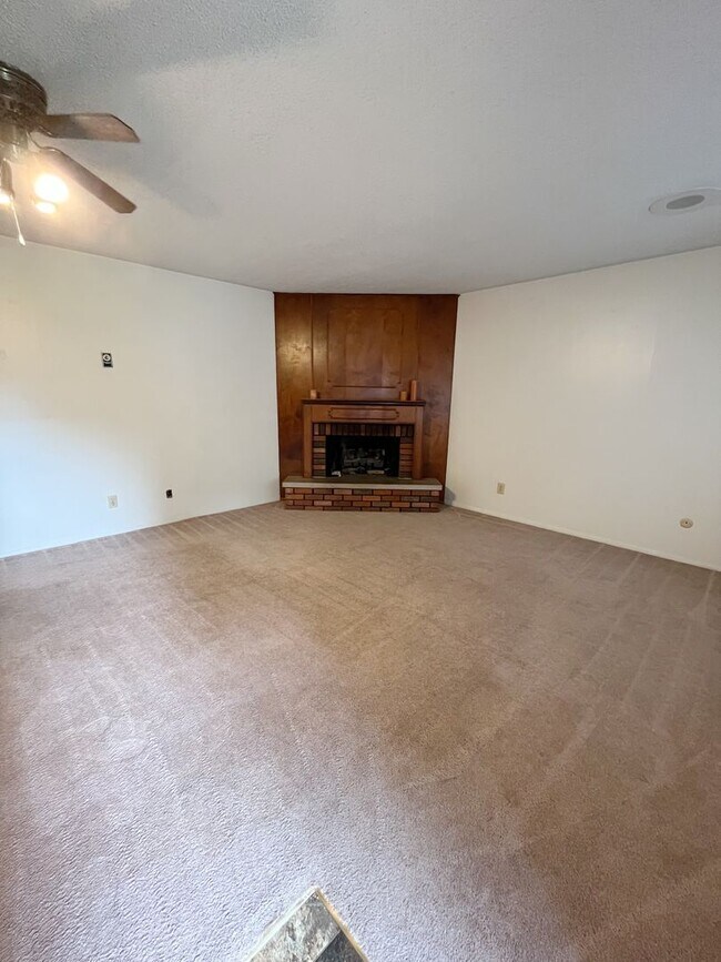 Building Photo - Cute 1 Bedroom, 1 Bathroom 1 car garage!