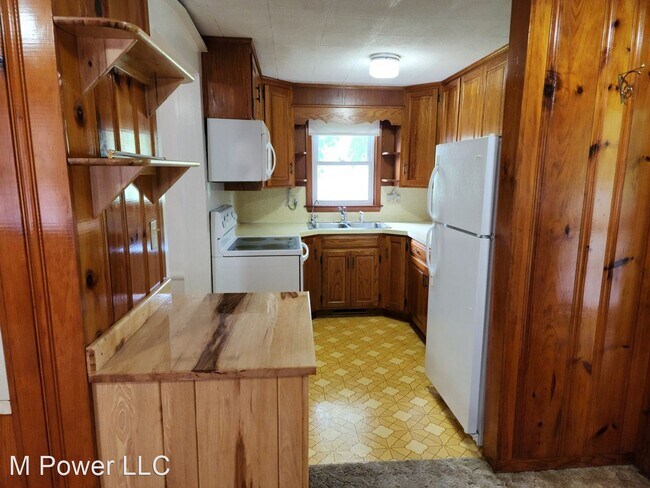 Building Photo - 2 br, 1.5 bath House - 390 College St.